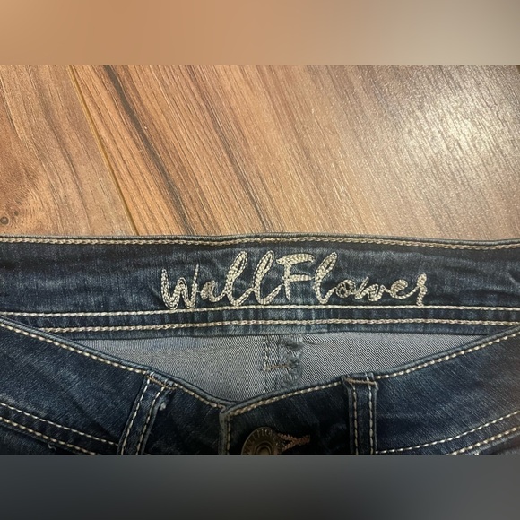 Wallflower Sz 5 - Picture 2 of 11